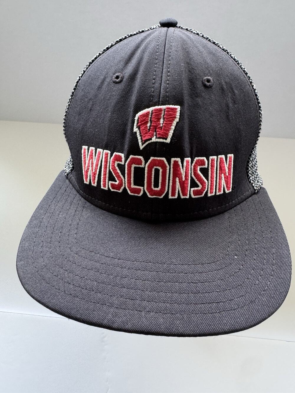 Under Armour Wisconsin Badgers Snapback Mesh Cap Hat One Size Black/Gray
